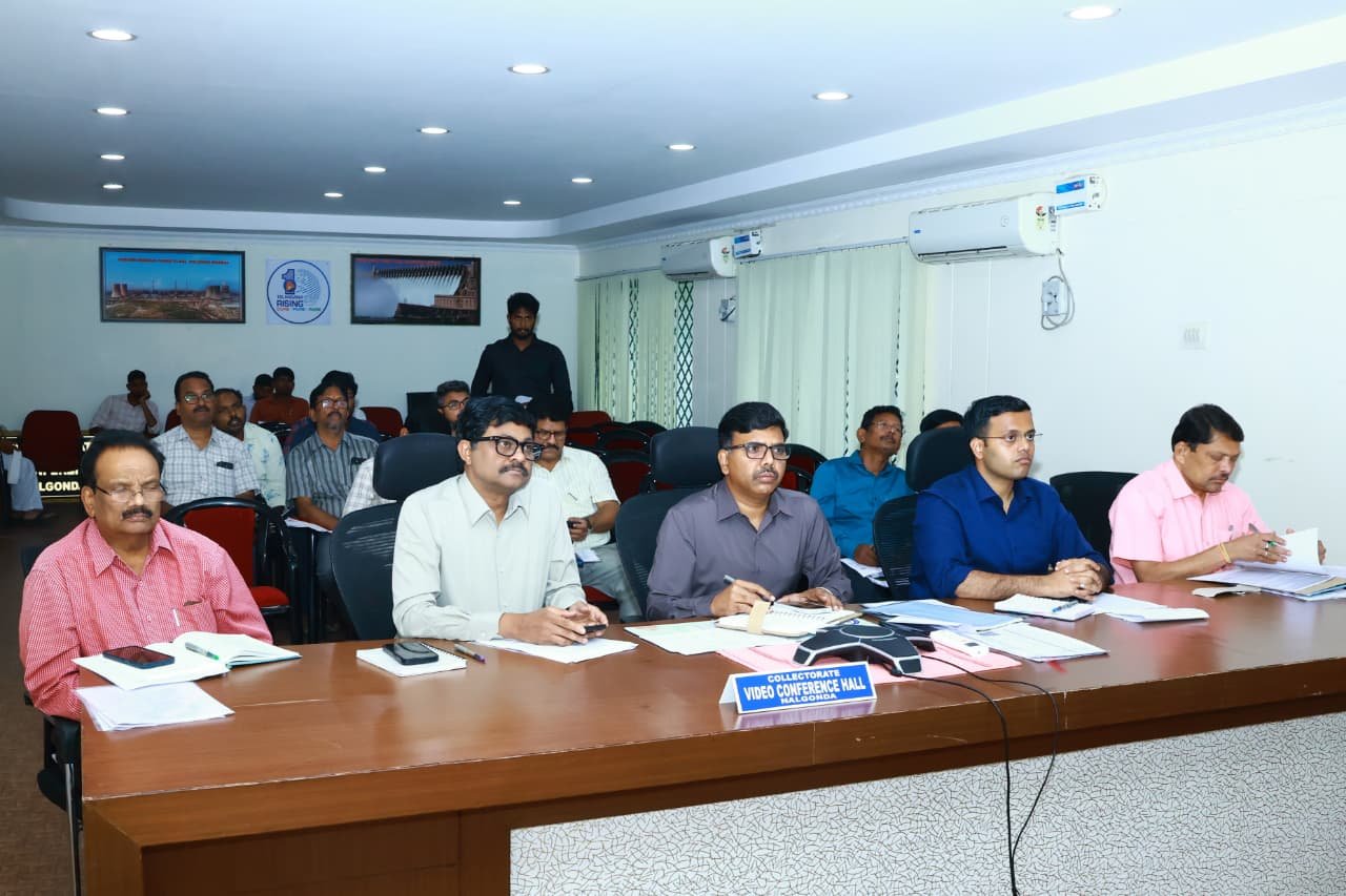 వాతావరణ శాఖ హెచ్చరికల  నేపథ్యంలో  జిల్లా యంత్రాంగాలు అప్రమత్తంగా ఉండాలని : రాష్ట్ర ప్రభుత్వ ప్రధాన కార్యదర్శి సంజయ్ జాజు  - Additional Image